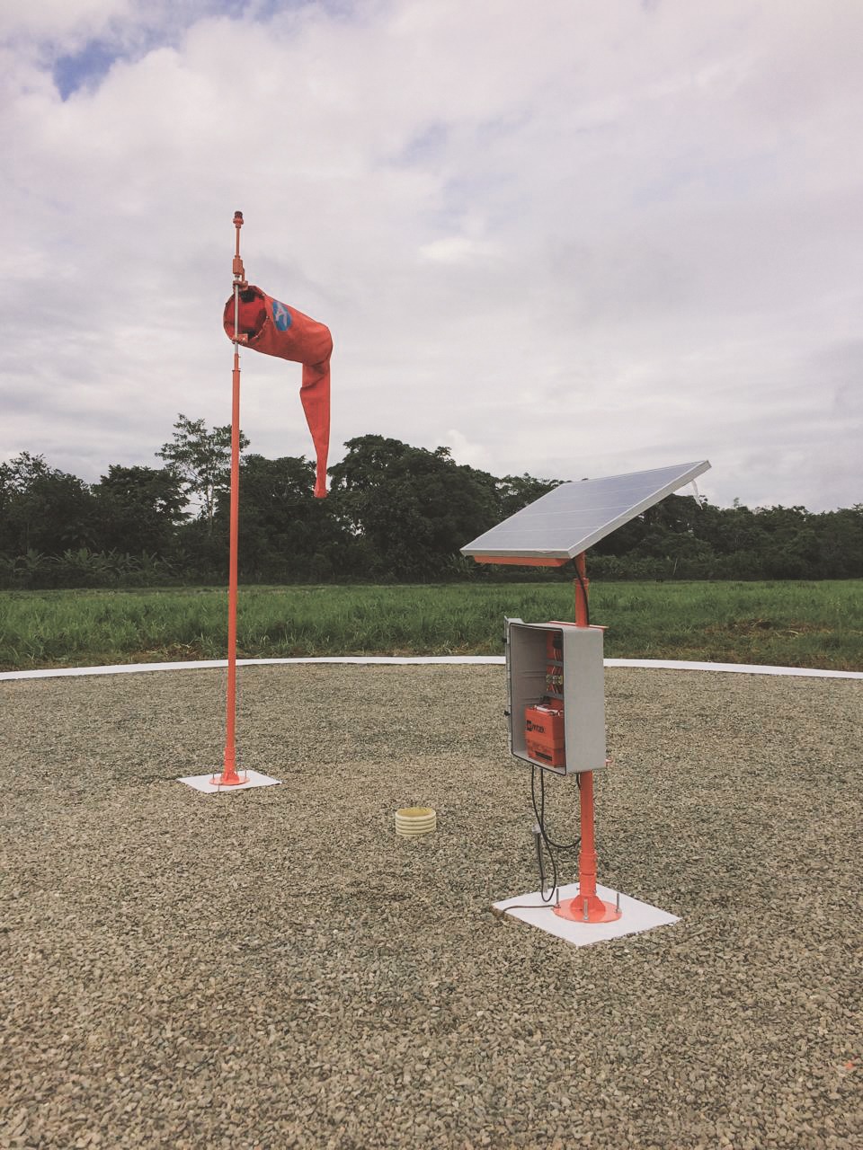Iluminación Solar y PAPI Autónomo Skytech