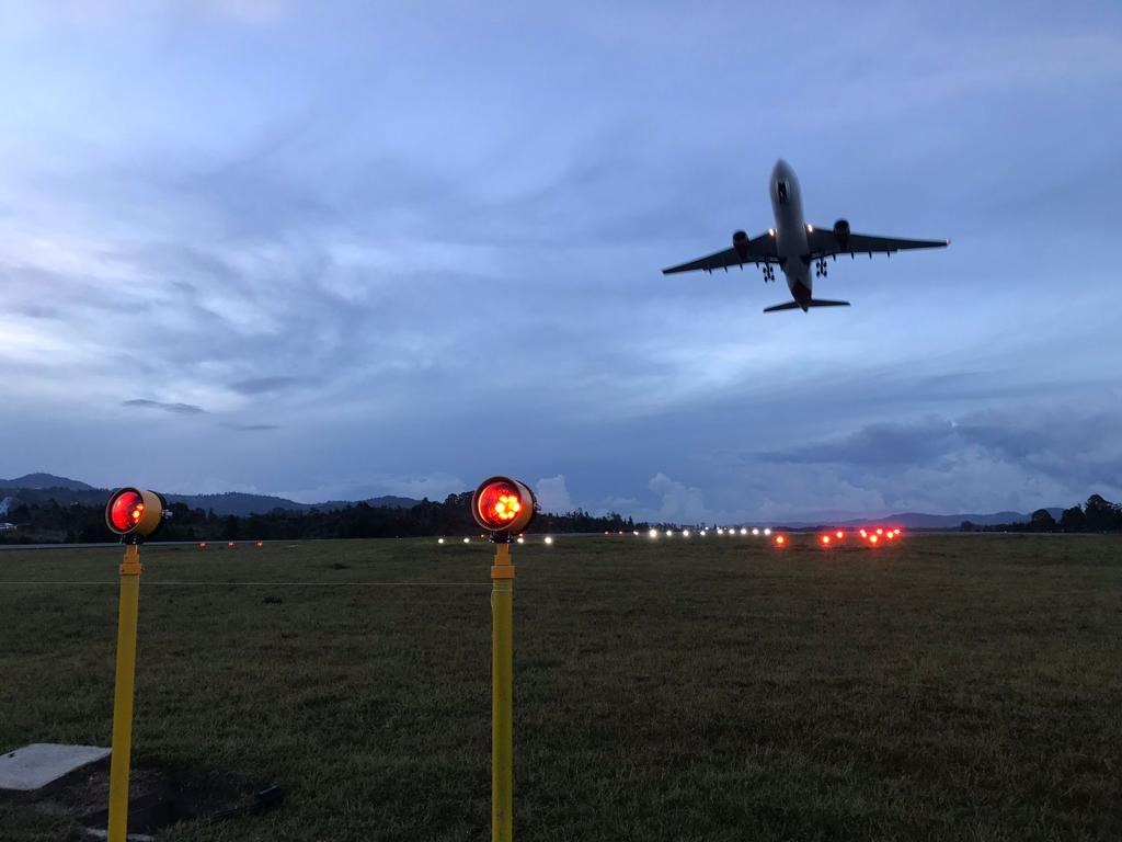Pista de Aterrizaje y Ayudas Visuales AGL